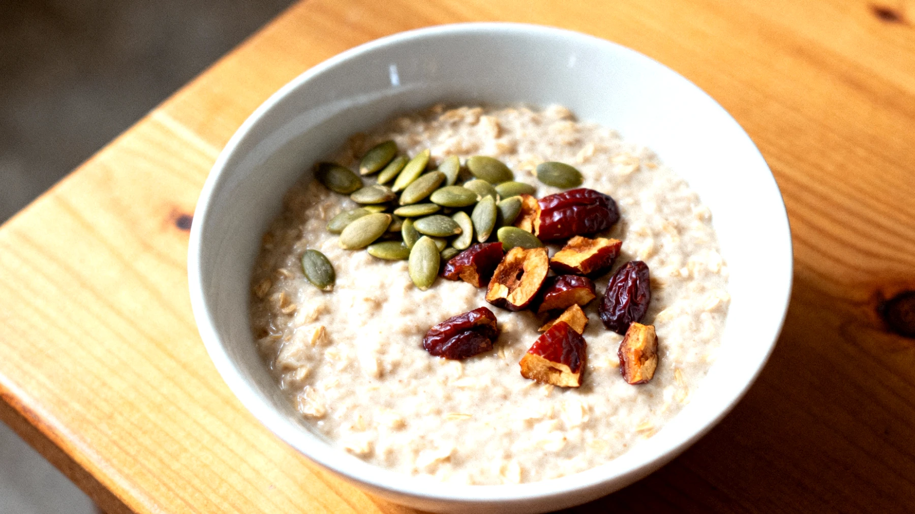 Porridge di avena con semi di zucca e datteri"